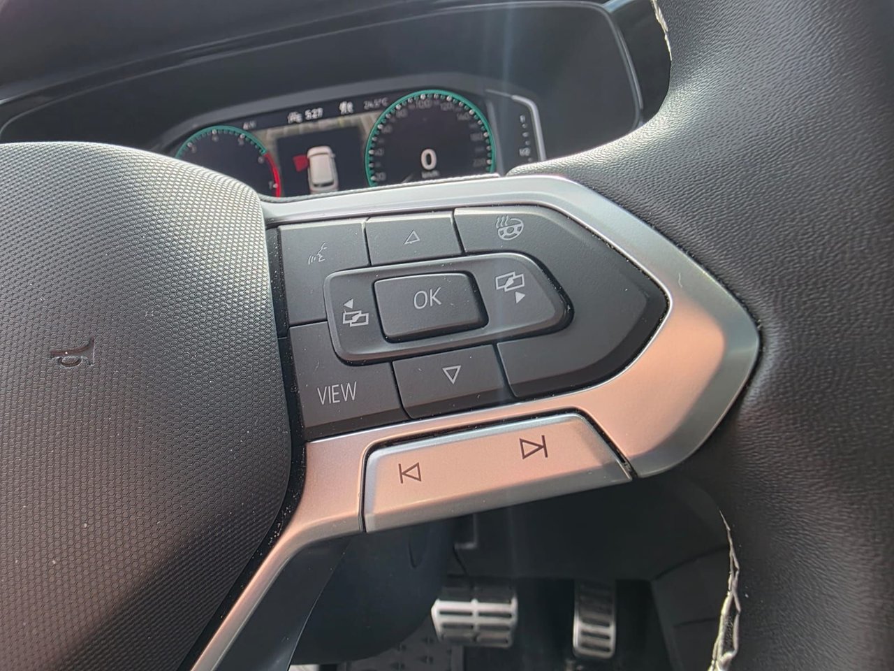 2022 Volkswagen Taos Highline 4MOTION Driver Assistance Package + Alloy Wheels Package