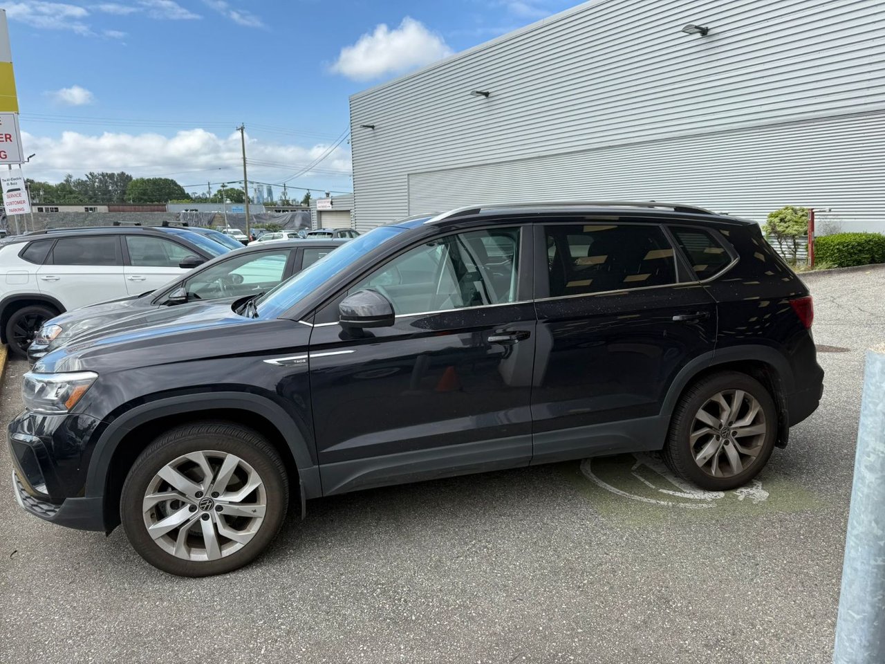 2022 Volkswagen Taos Comfortline 7-SPEED DSG 4MOTION Sunroof & Wheel Package, Low Km!