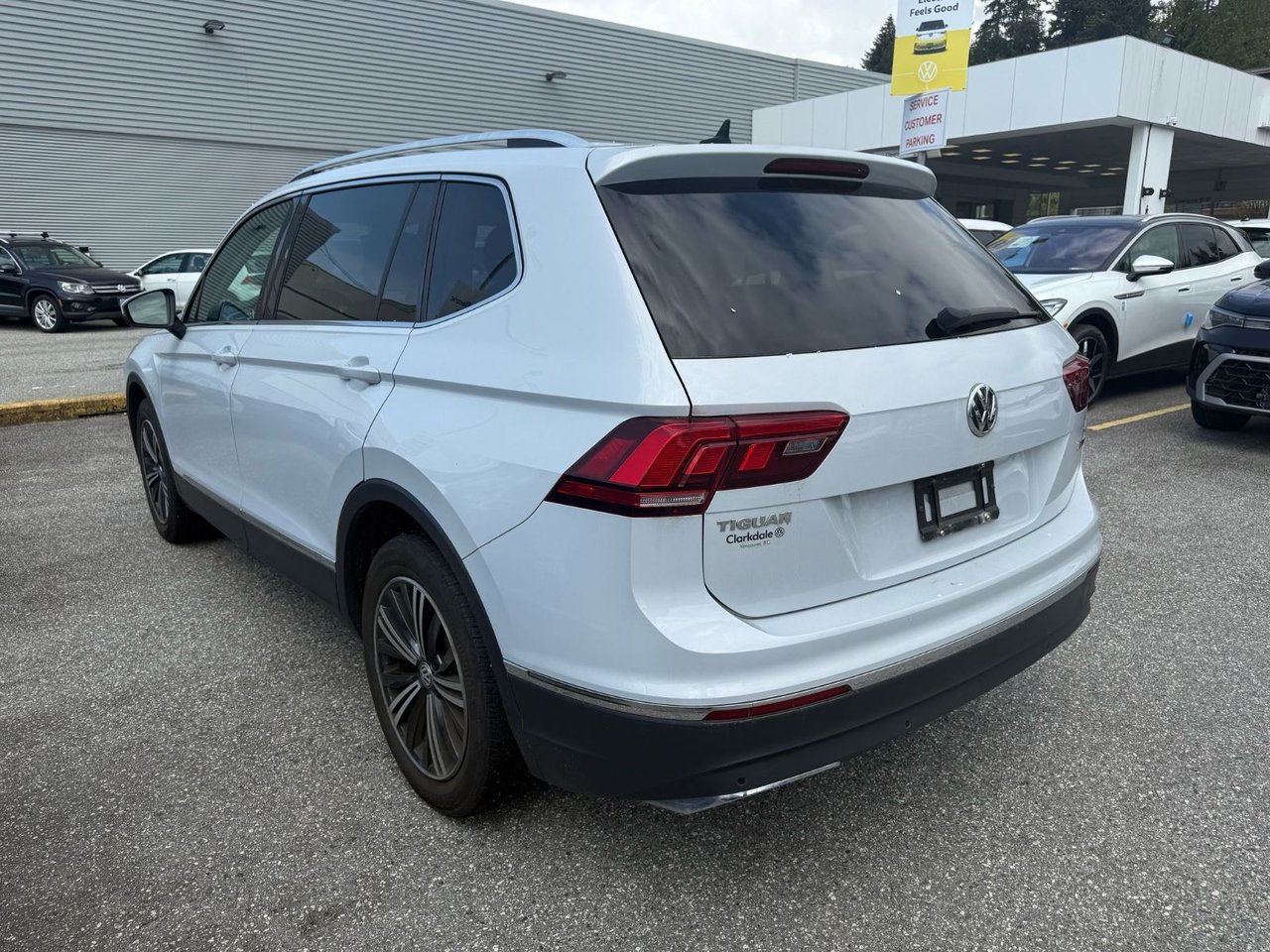 2018 Volkswagen Tiguan Highline 4MOTION 3rd Row Seats + Advanced Driver Assistance Package. Local, Low Km!