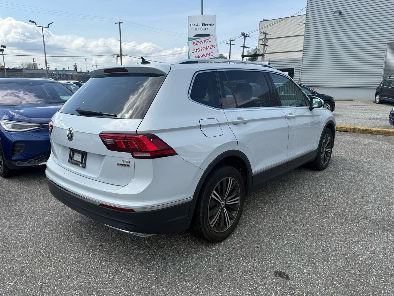 2018 Volkswagen Tiguan Highline 4MOTION 3rd Row Seats + Advanced Driver Assistance Package. Local, Low Km!