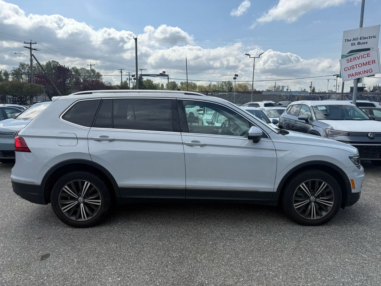 2018 Volkswagen Tiguan Highline 4MOTION 3rd Row Seats + Advanced Driver Assistance Package. Local, Low Km!