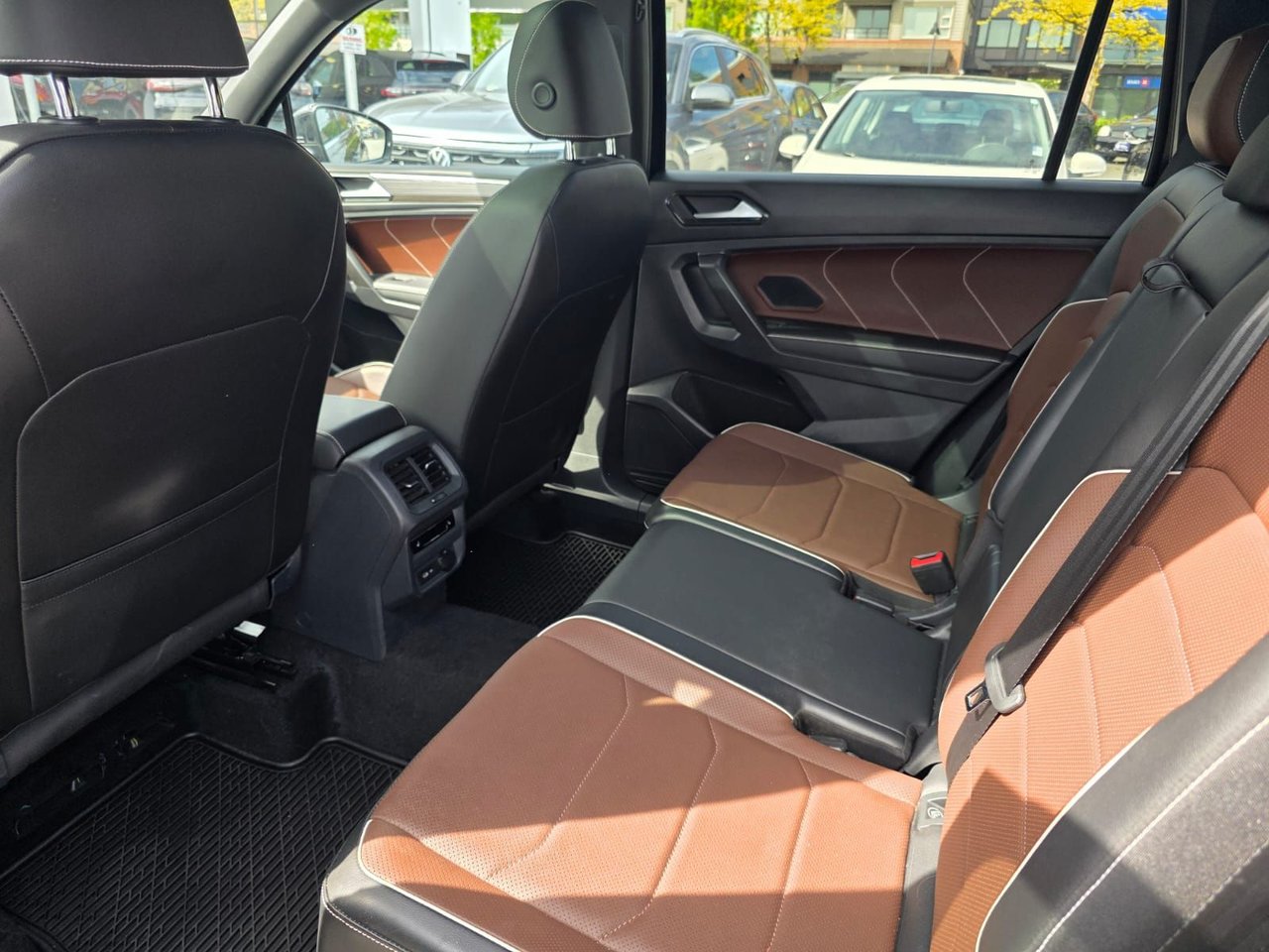 2022 Volkswagen Tiguan Highline R-Line 4MOTION Just Arrived! Local, One Owner, Hazelnut Interior