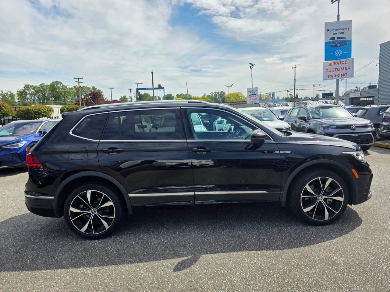 2022 Volkswagen Tiguan Highline R-Line 4MOTION Just Arrived! Local, One Owner, Hazelnut Interior