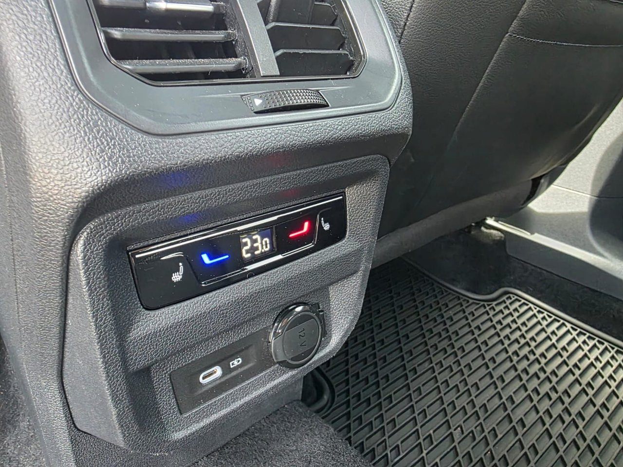 2022 Volkswagen Tiguan Highline R-Line 4MOTION Just Arrived! Local, One Owner, Hazelnut Interior