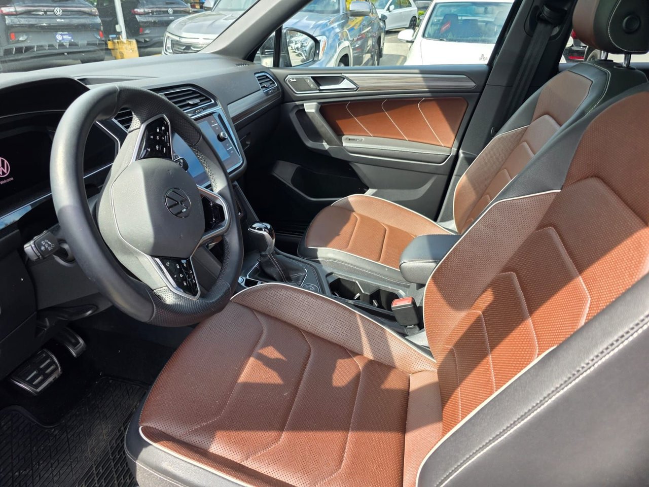2022 Volkswagen Tiguan Highline R-Line 4MOTION Just Arrived! Local, One Owner, Hazelnut Interior