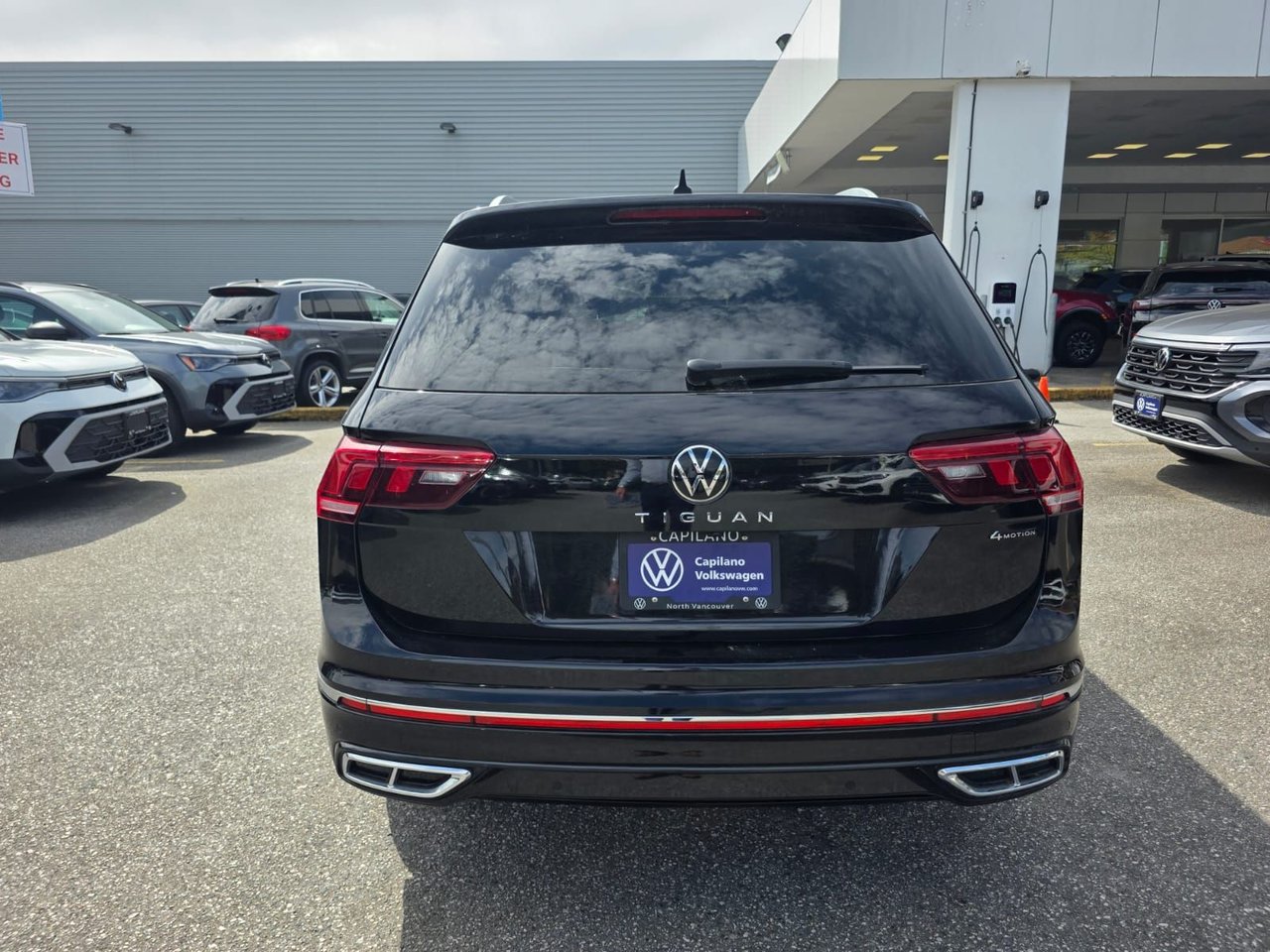 2022 Volkswagen Tiguan Highline R-Line 4MOTION Just Arrived! Local, One Owner, Hazelnut Interior