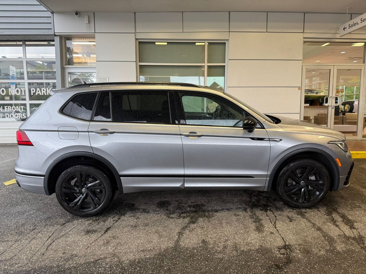 2023 Volkswagen Tiguan Comfortline R-Line Black Edition Just Arrived! Local, One Owner, No Accidents