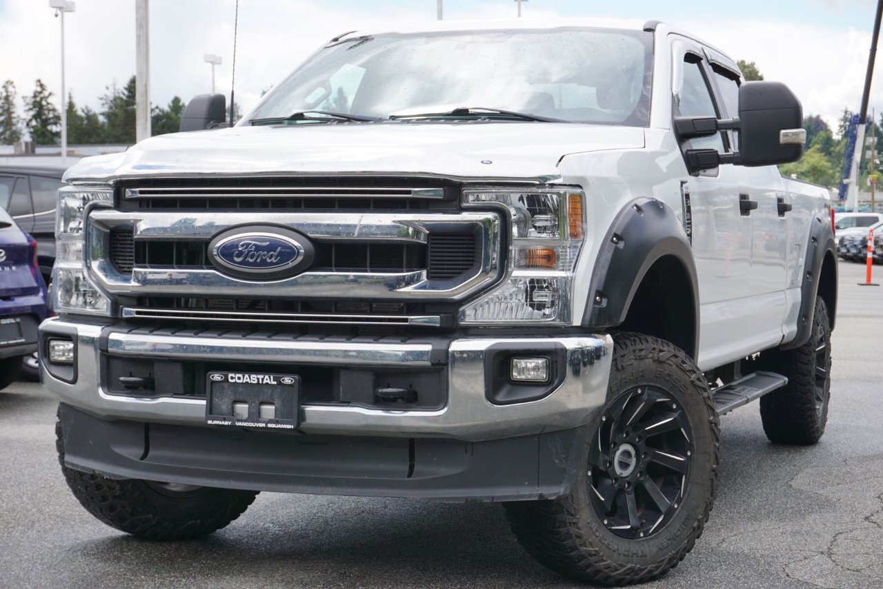 OXFORD WHITE 2022 Ford F-250 Super Duty XLT Crew Cab 4WD Pickup Truck Four-Wheel Drive 6-Speed Automatic Overdrive