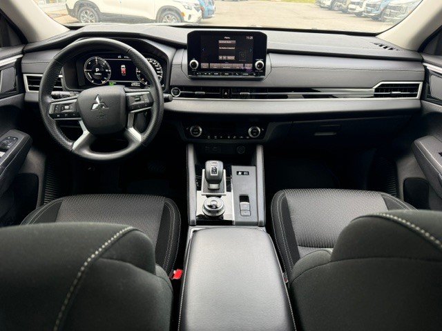 2024 Mitsubishi Outlander Plug-In Hybrid ES-7