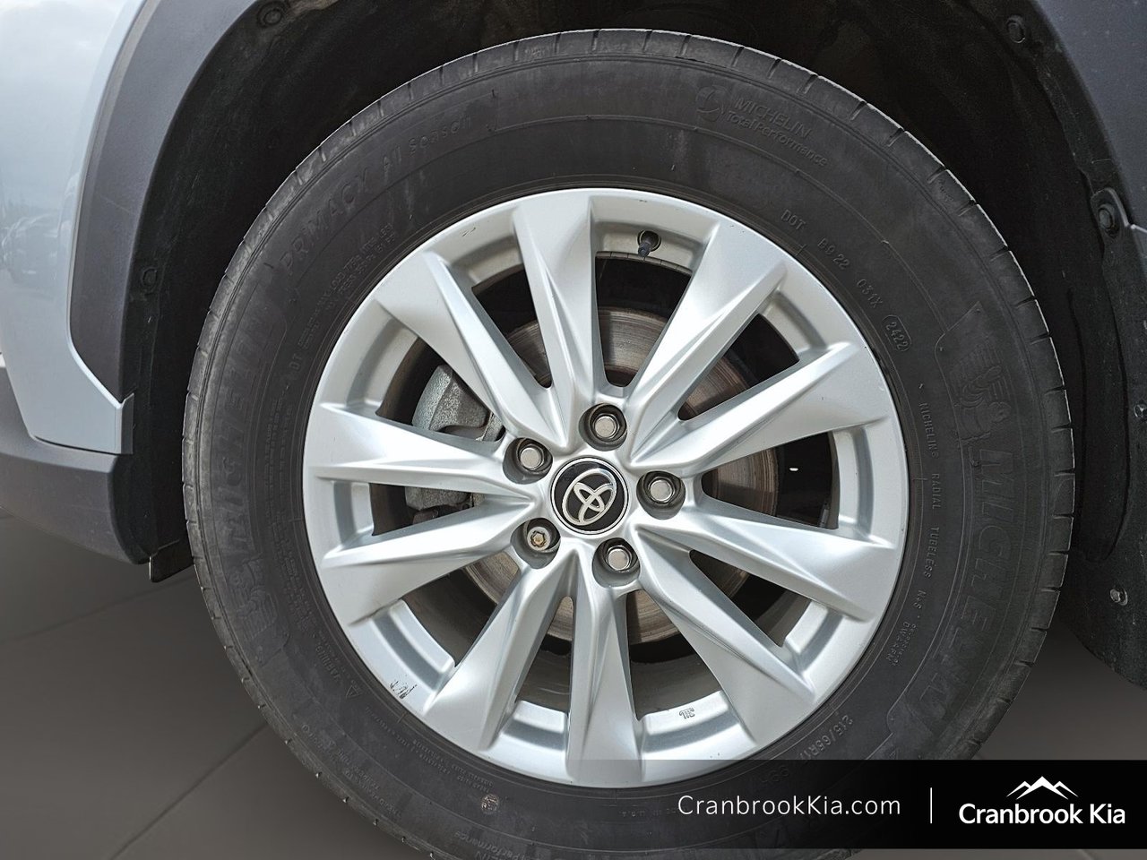 2022 Toyota COROLLA CROSS BASE-6