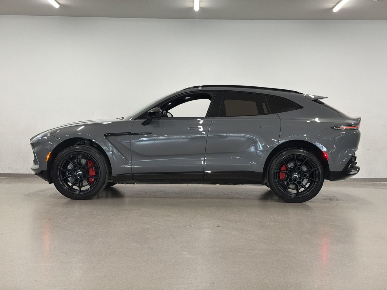 2021 Aston Martin DBX-11