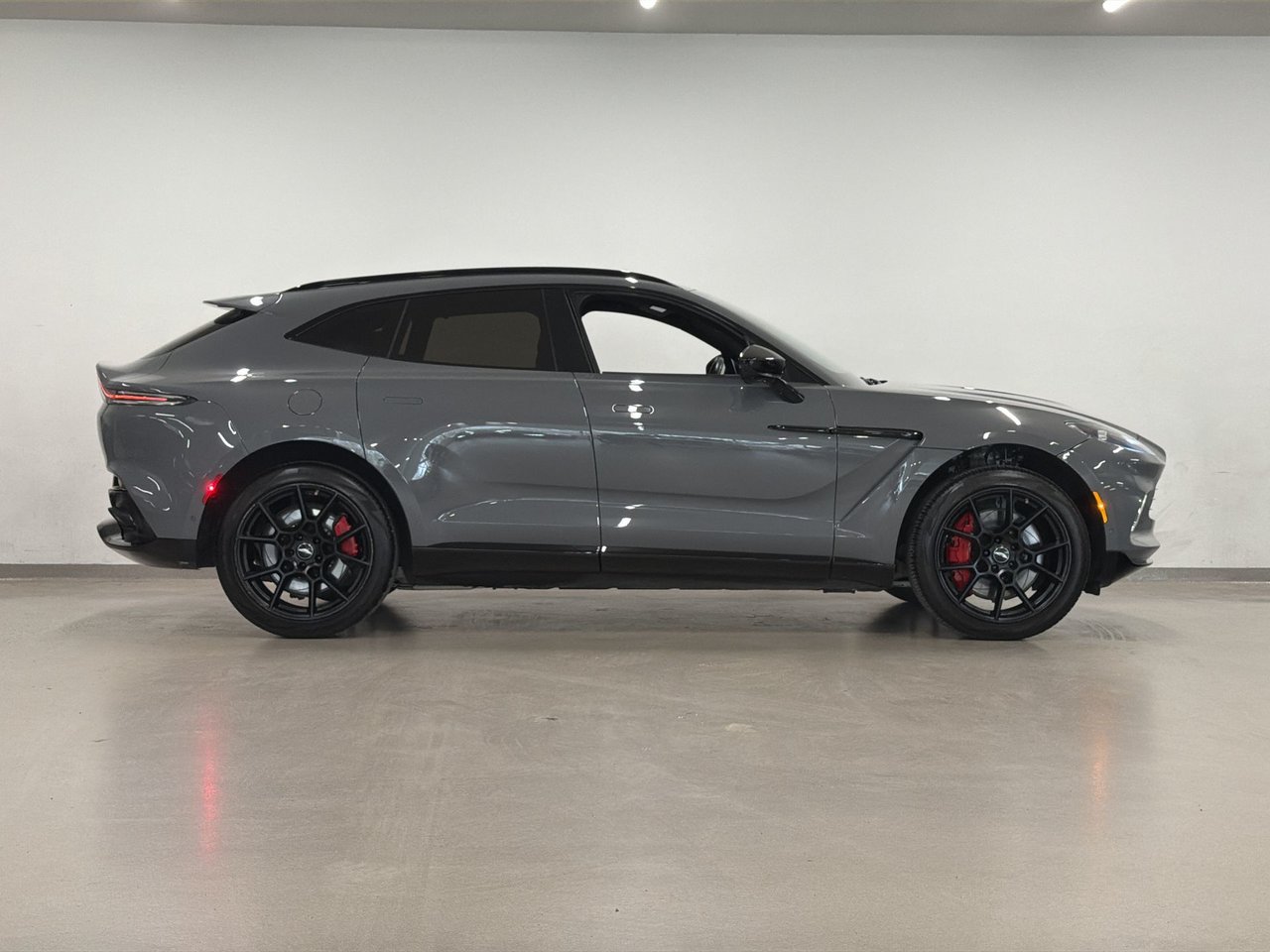 2021 Aston Martin DBX-8