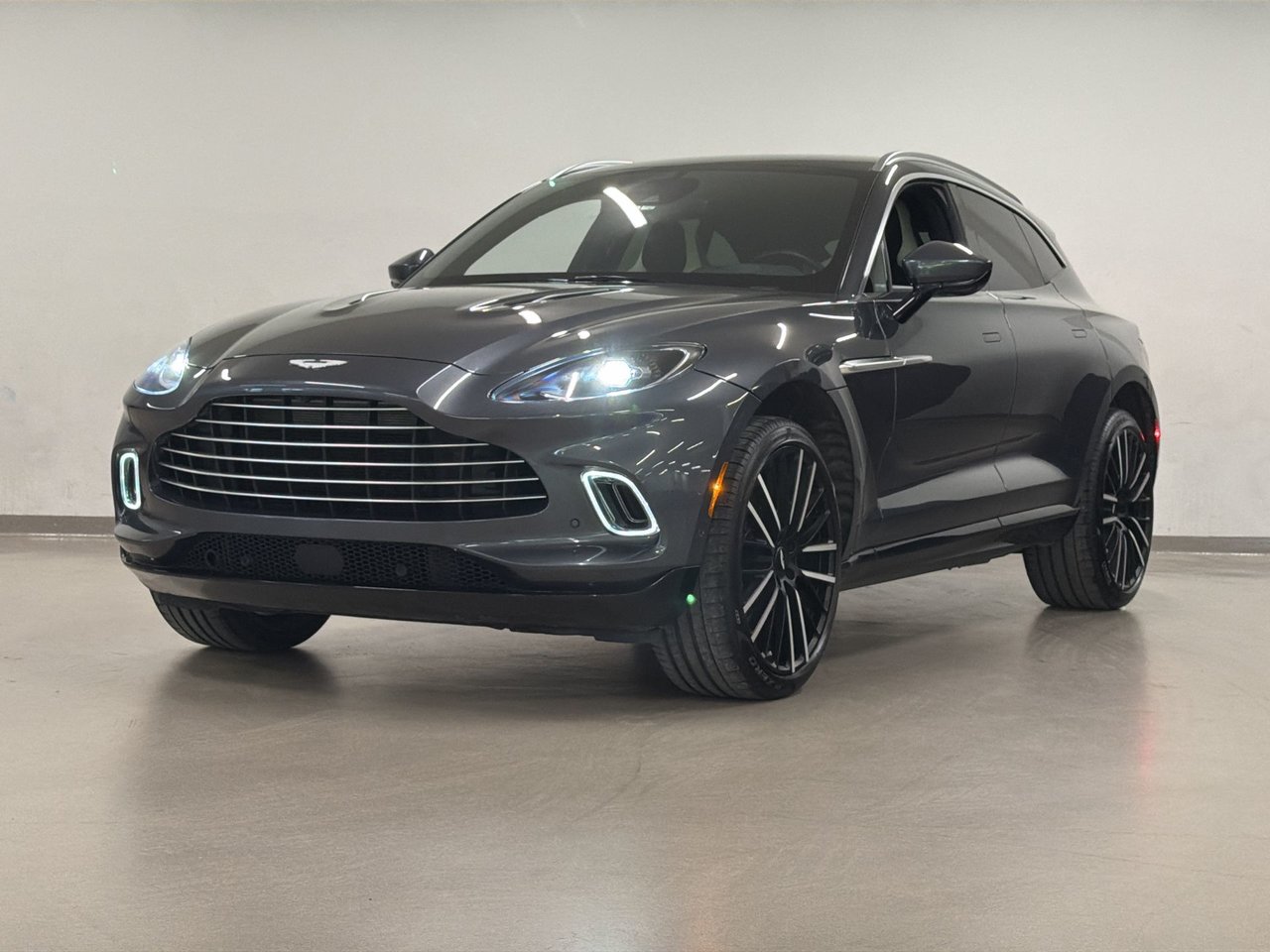 Aston Martin DBX  2023-3