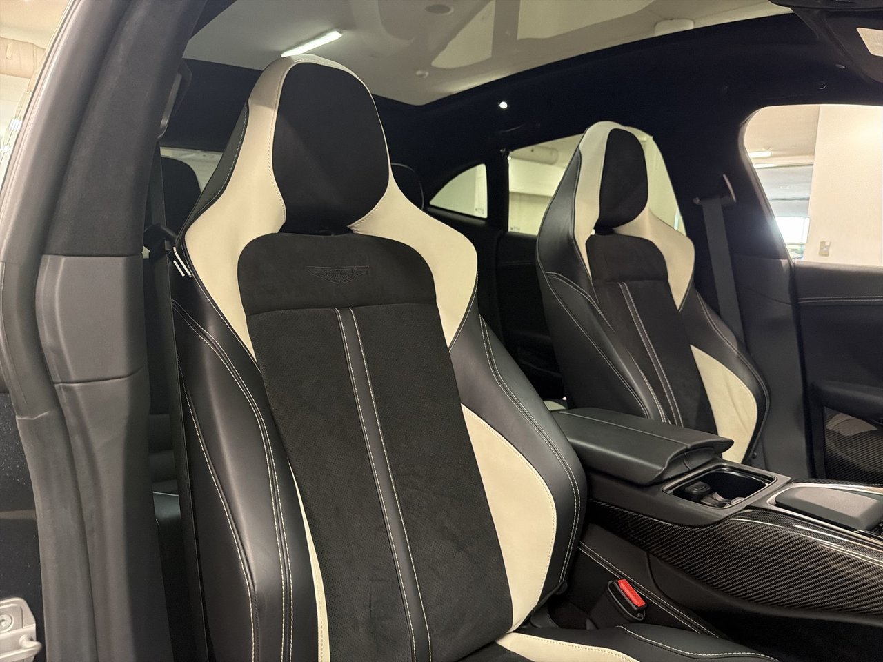 Aston Martin DBX  2023-24