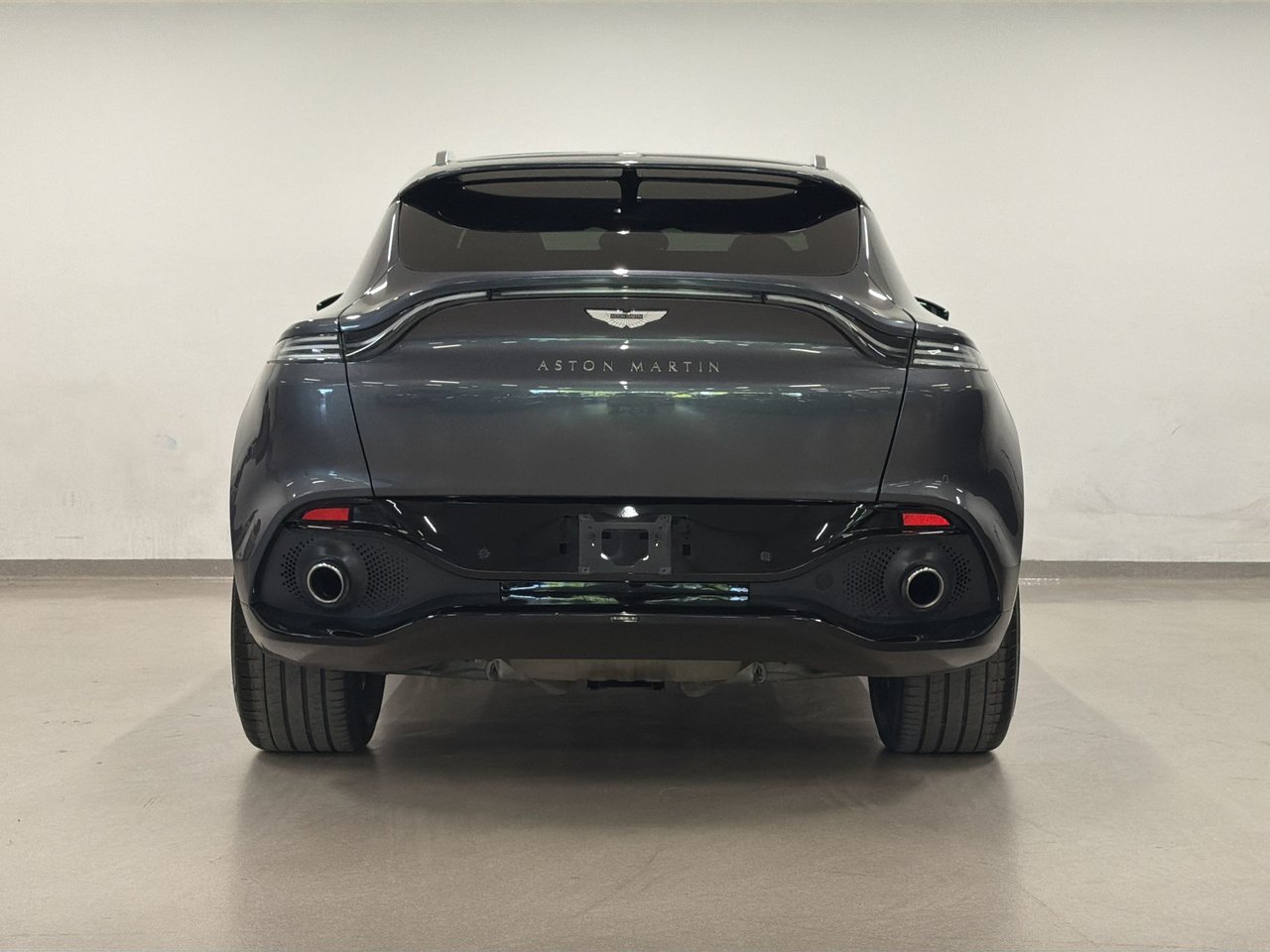 Aston Martin DBX  2023-12