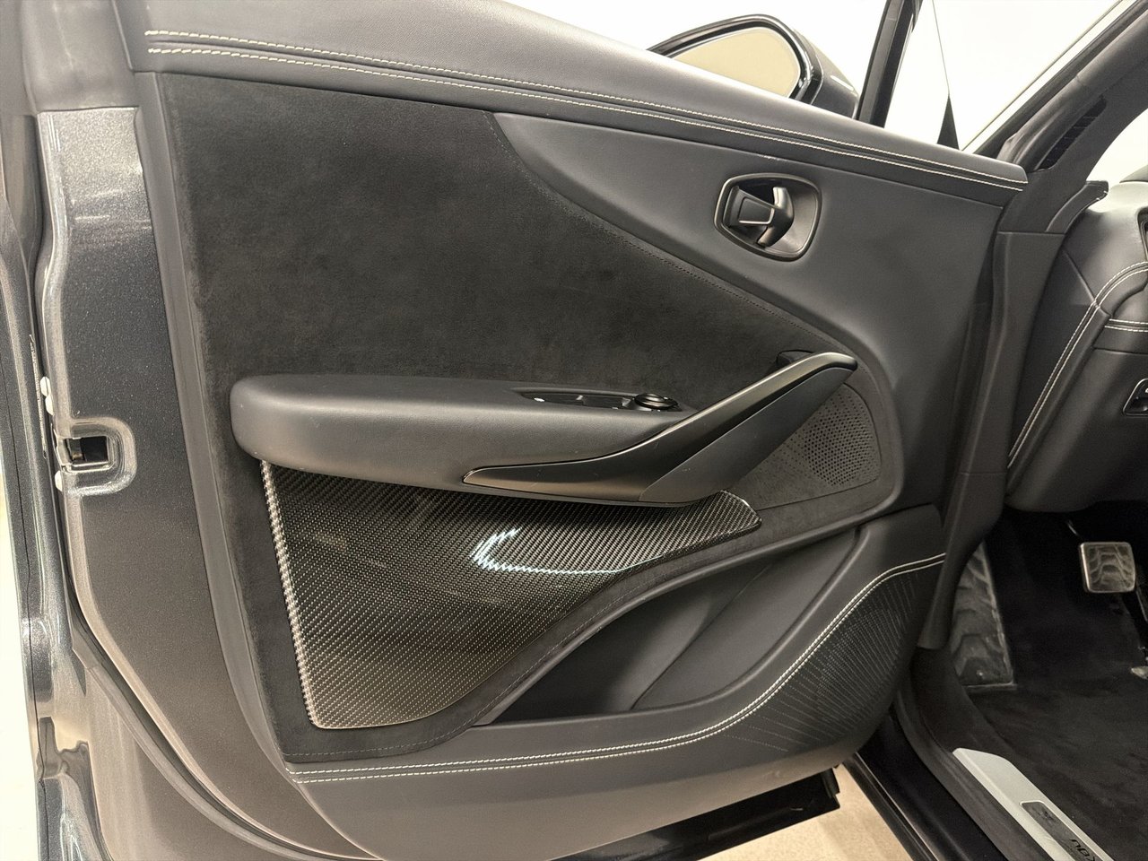 Aston Martin DBX  2023-14