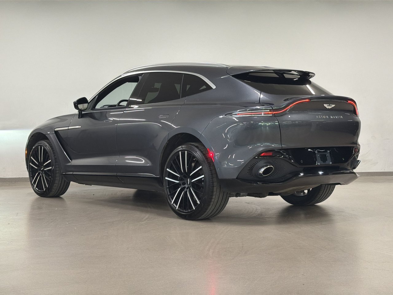 Aston Martin DBX  2023-13