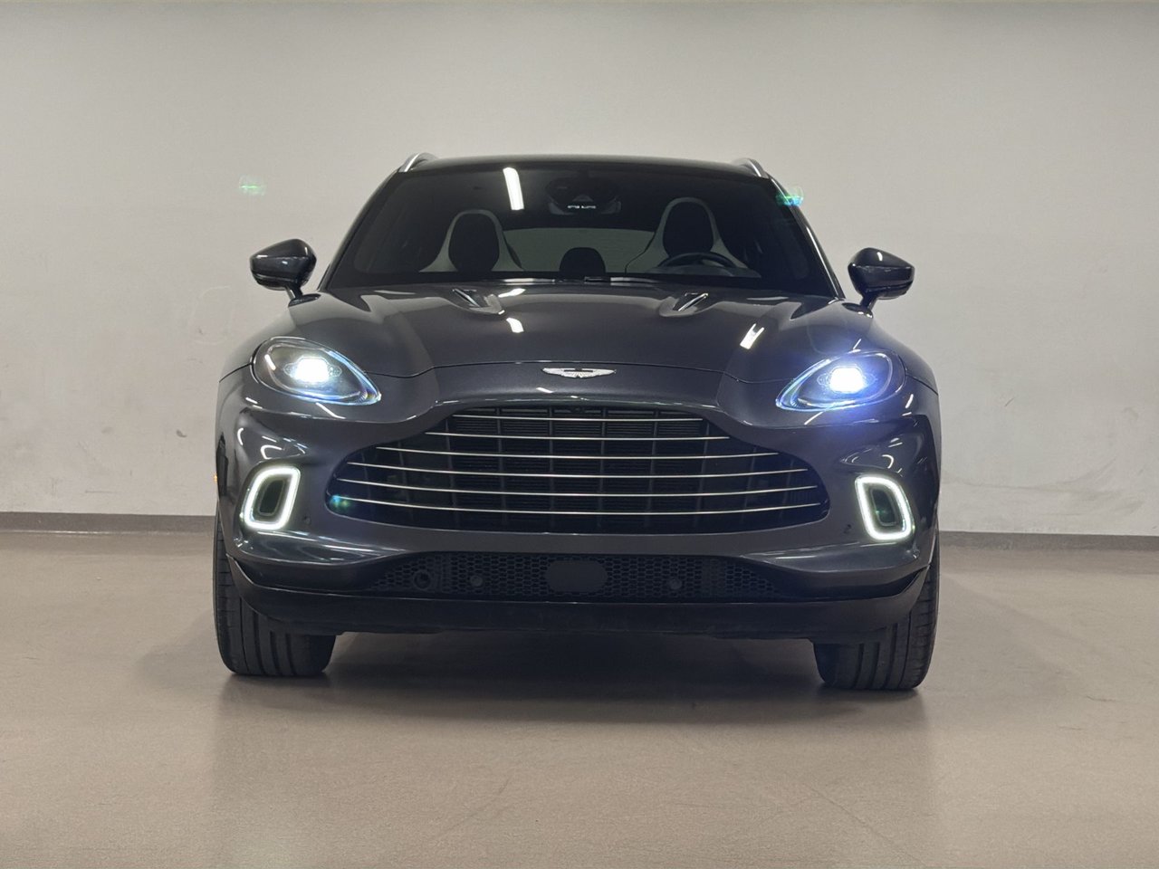 Aston Martin DBX  2023-2