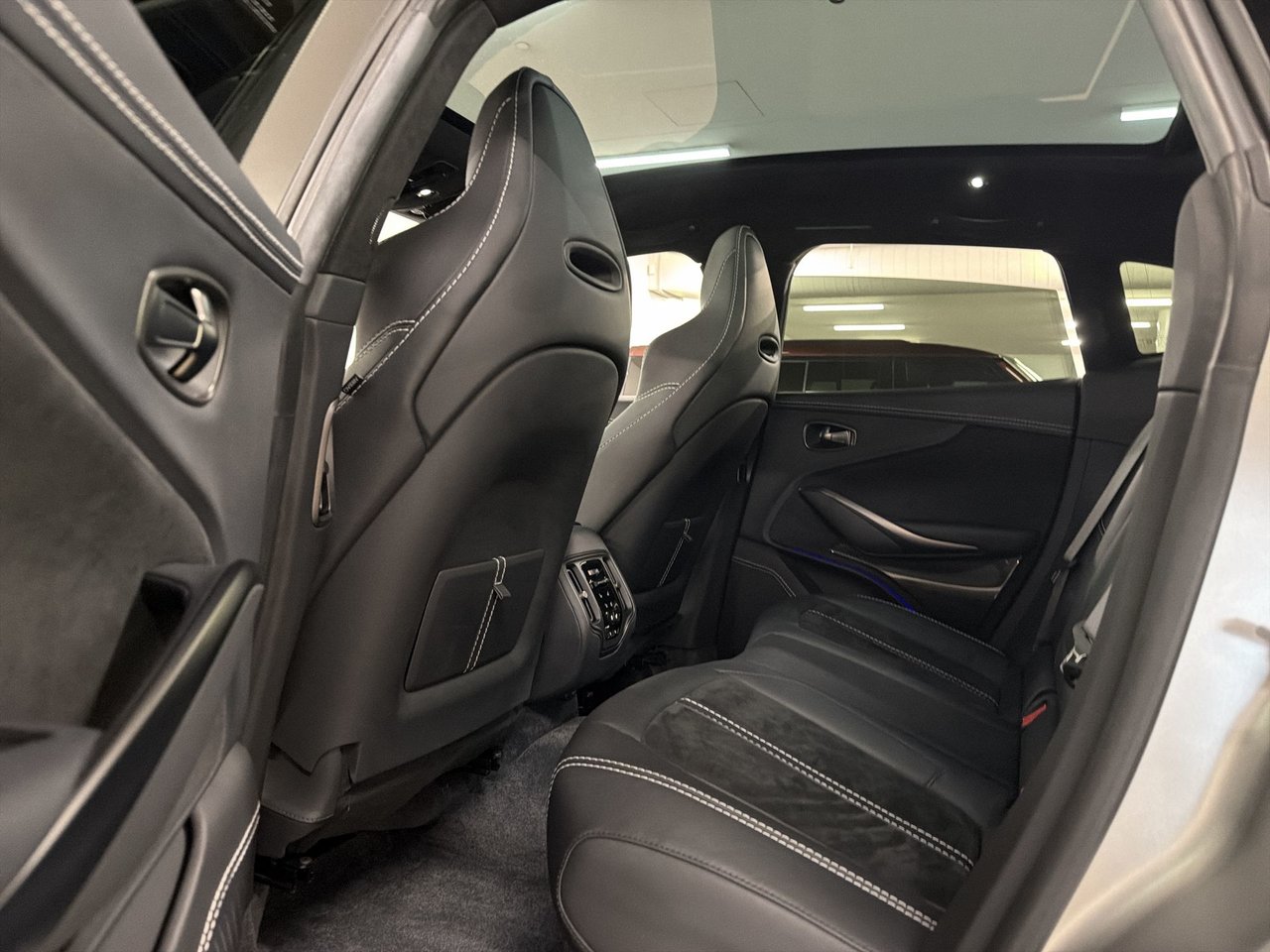 Aston Martin DBX707 707 2023-22