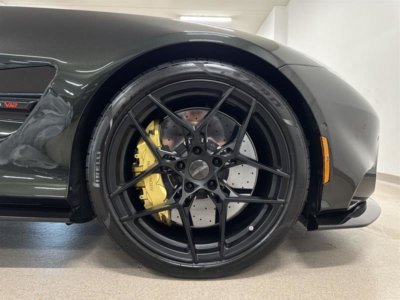 Aston Martin Vanquish  2025-18