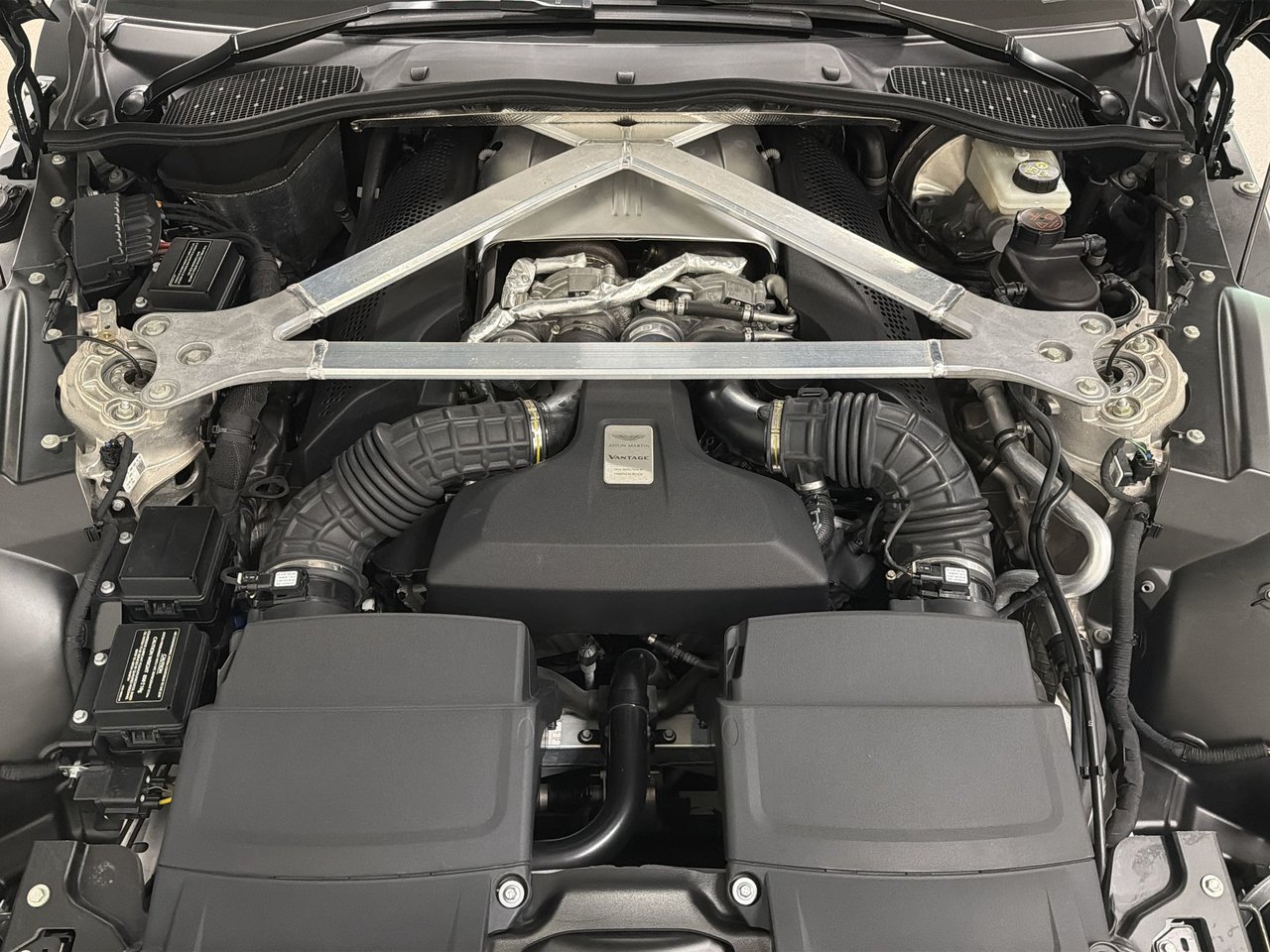 Aston Martin Vantage (2)  2020-25