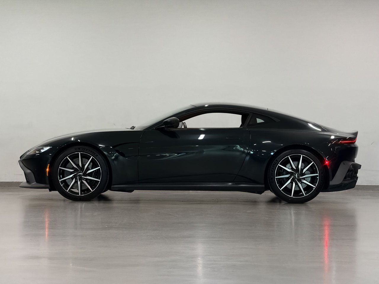 Aston Martin Vantage (2)  2020-11