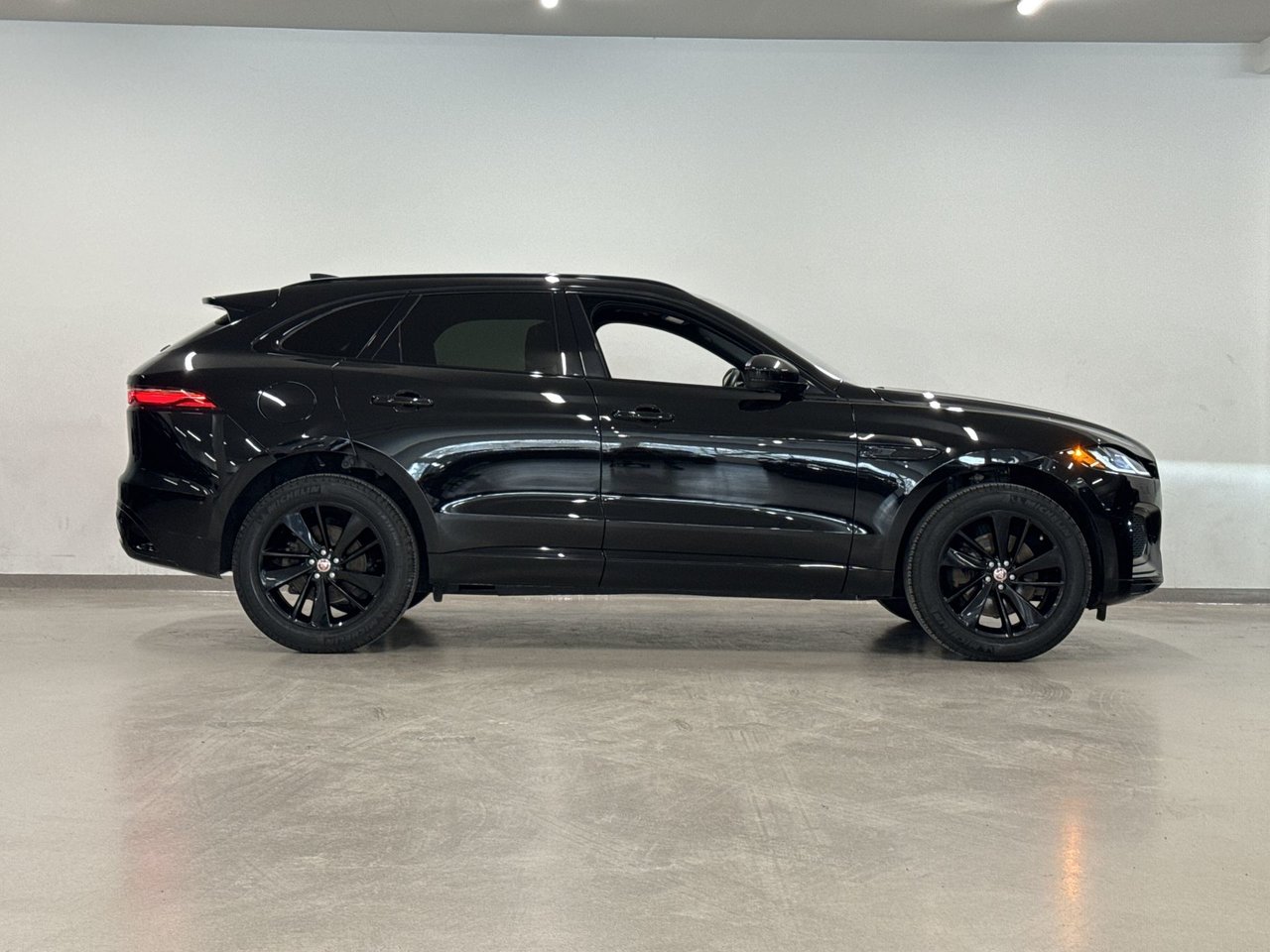 Jaguar F-PACE P250 R-DYNAMIC 2022-8