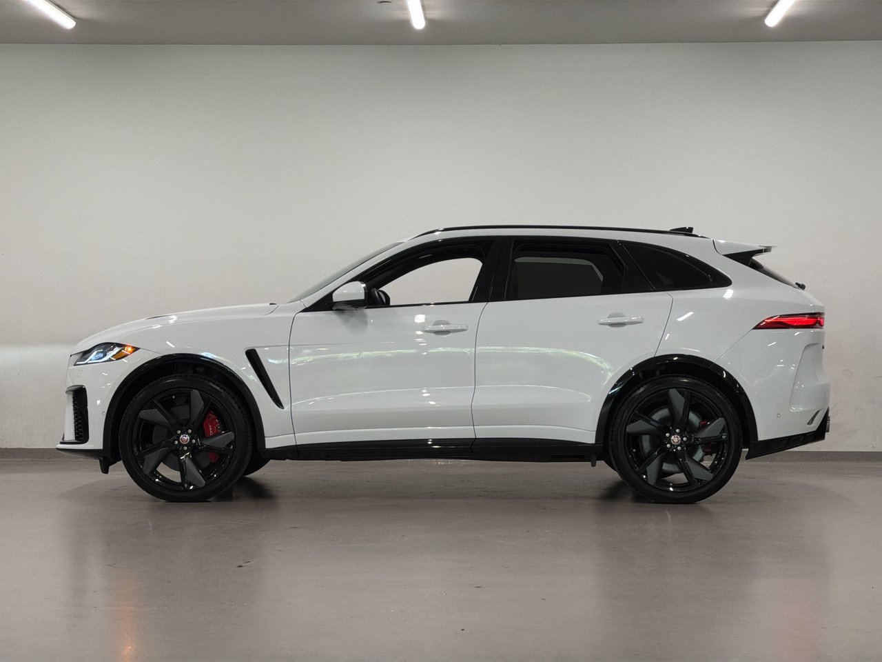 2023 Jaguar F-PACE P550 AWD SVR-14