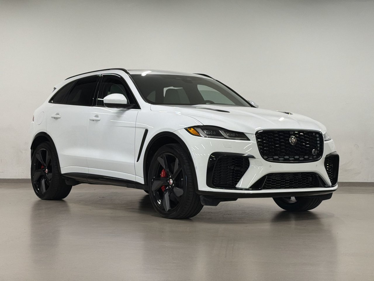 2023 Jaguar F-PACE P550 AWD SVR-1