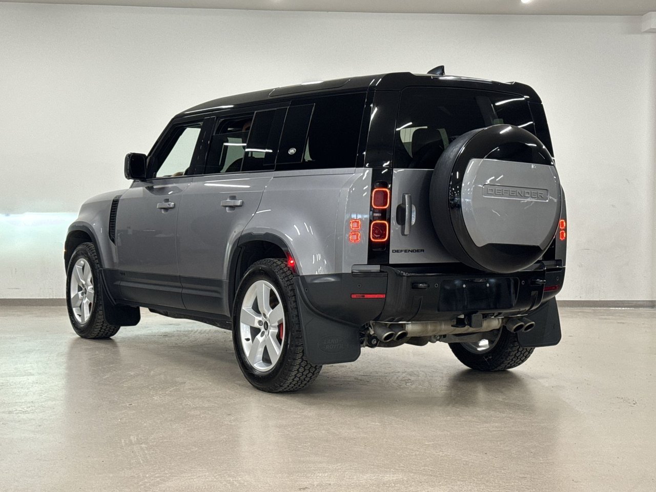 2024 Land Rover Defender 110 P500 SE-13