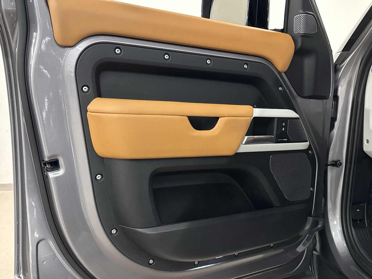 2024 Land Rover Defender 110 P500 SE-14