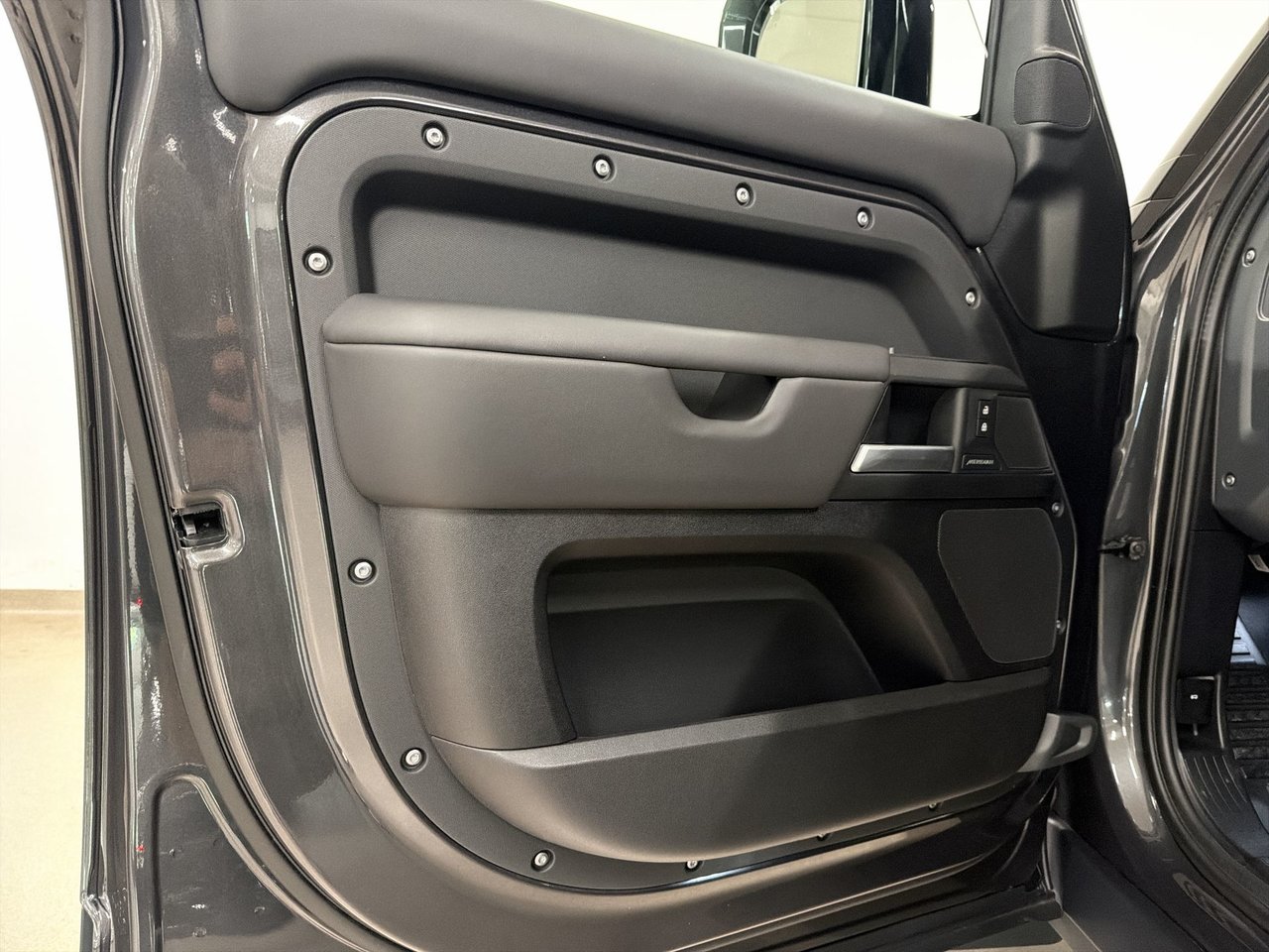 Land Rover Defender 110 P300 S 2025-18
