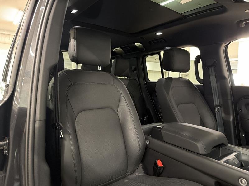 Land Rover Defender 110 P300 S 2025-15