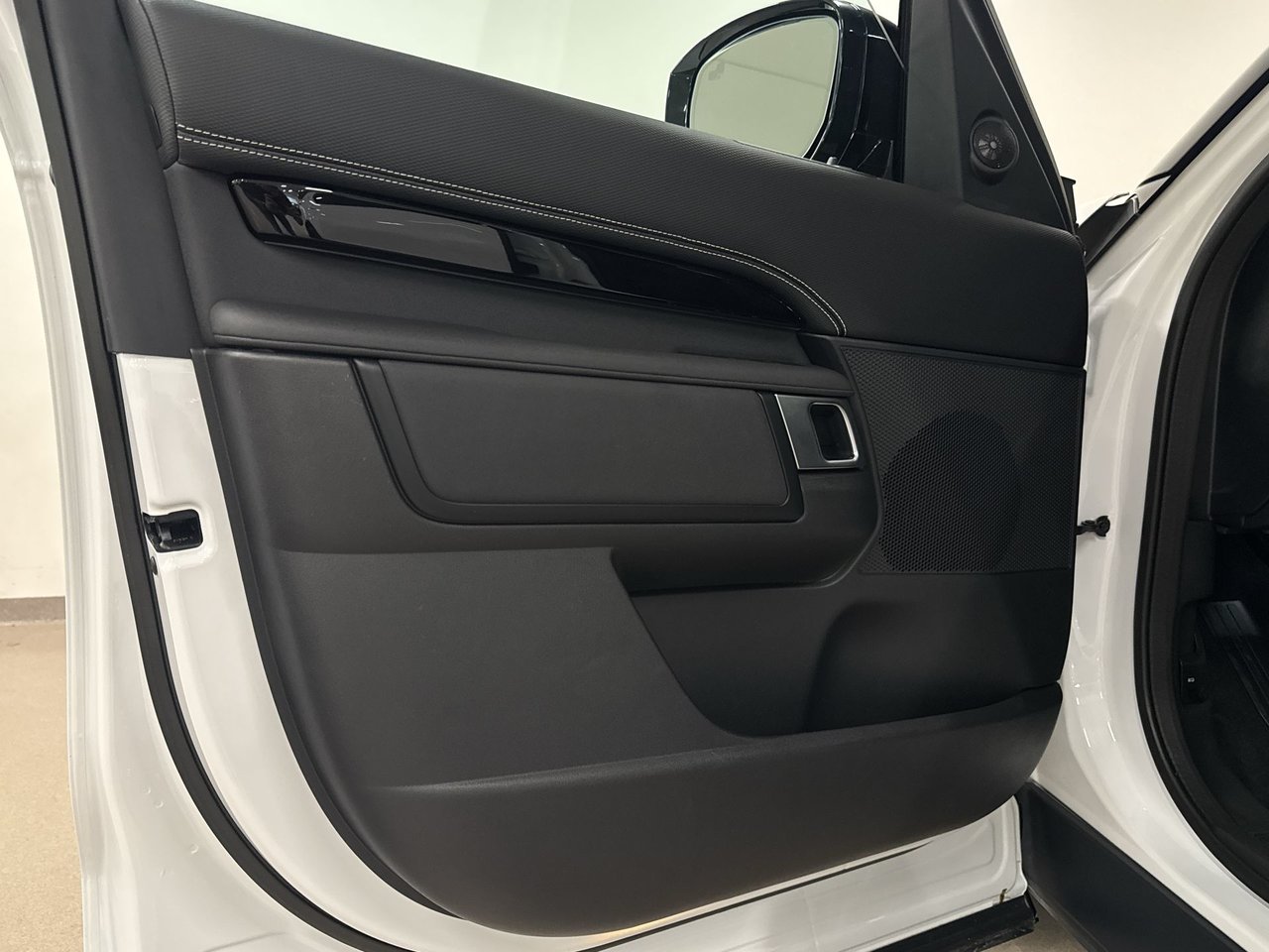 Land Rover Discovery P360 R-Dynamic S 2023-14