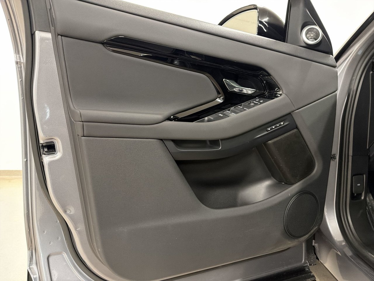 2024 Land Rover Range Rover Evoque P250 Dynamic SE-14