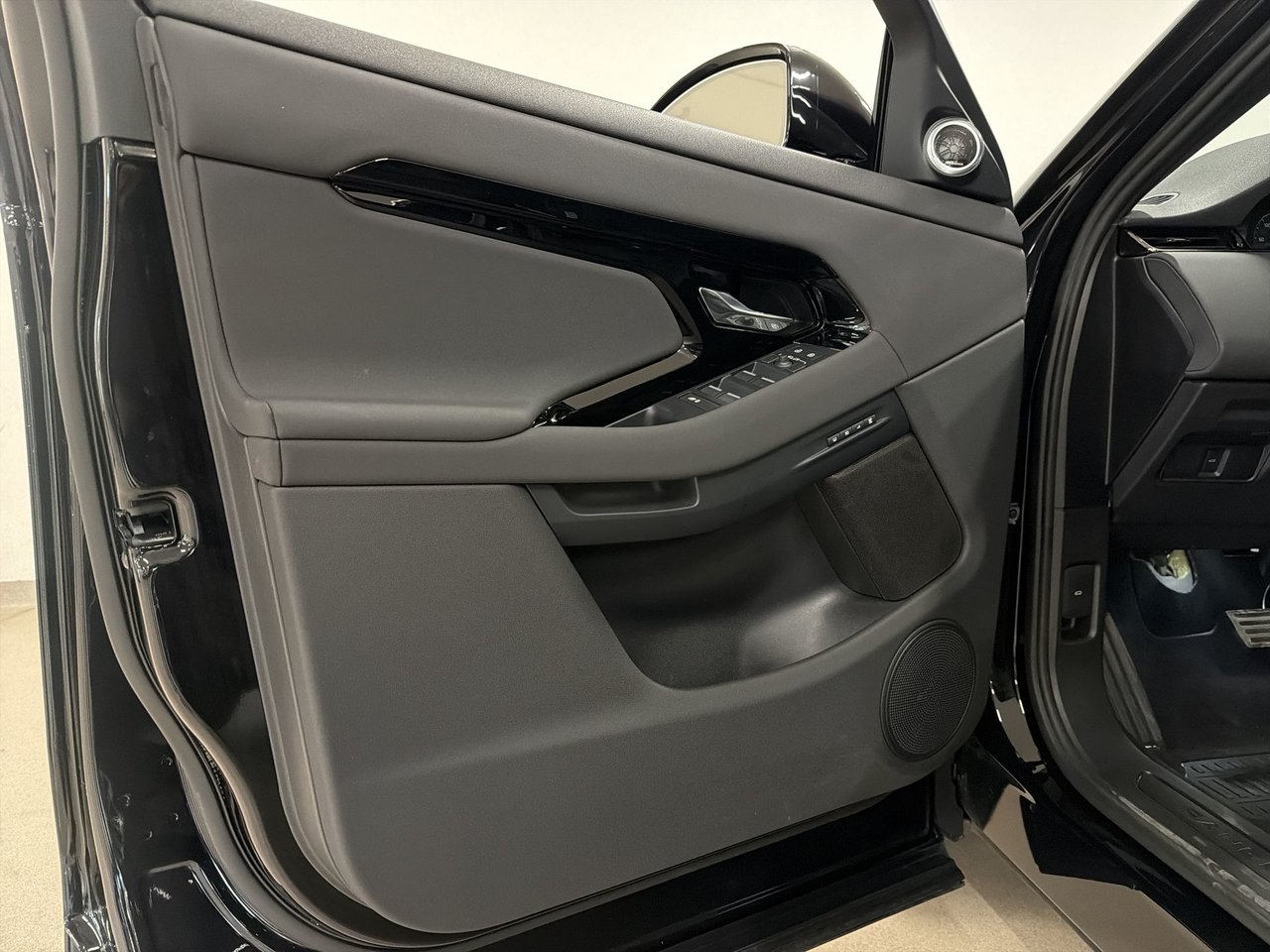 2025 Land Rover Range Rover Evoque P250 S-14