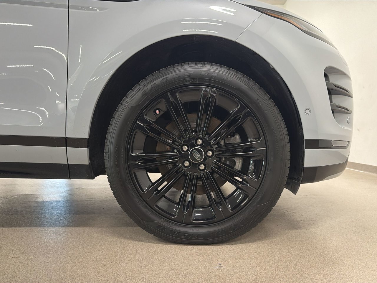 2025 Land Rover Range Rover Evoque P250 Dynamic SE-26