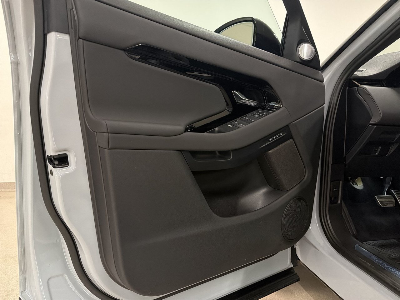 2025 Land Rover Range Rover Evoque P250 Dynamic SE-14
