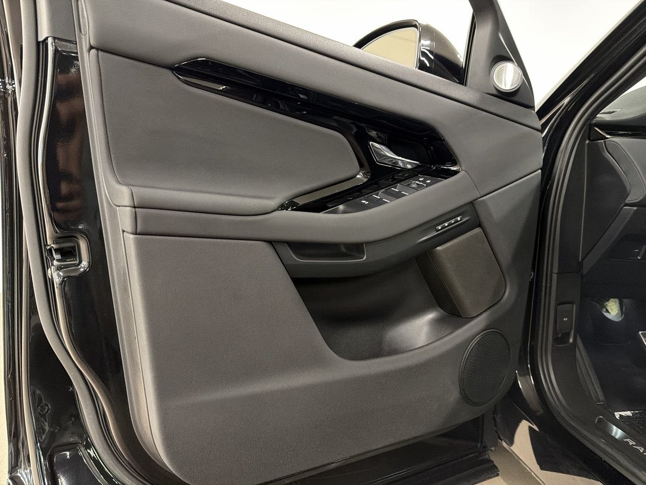 2025 Land Rover Range Rover Evoque P250 Dynamic SE-14