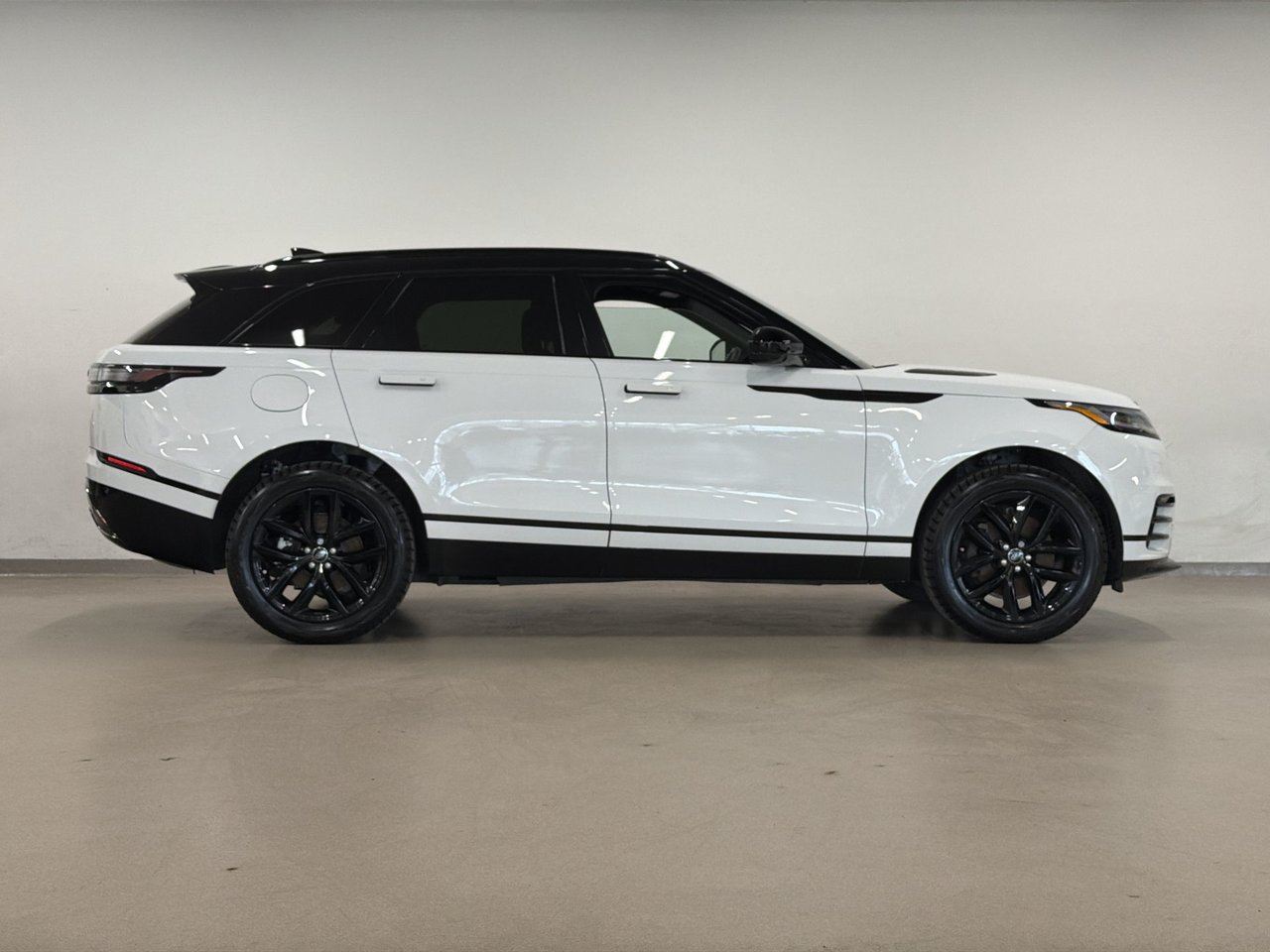 2025 Land Rover Range Rover Velar P250 Dynamic SE-8