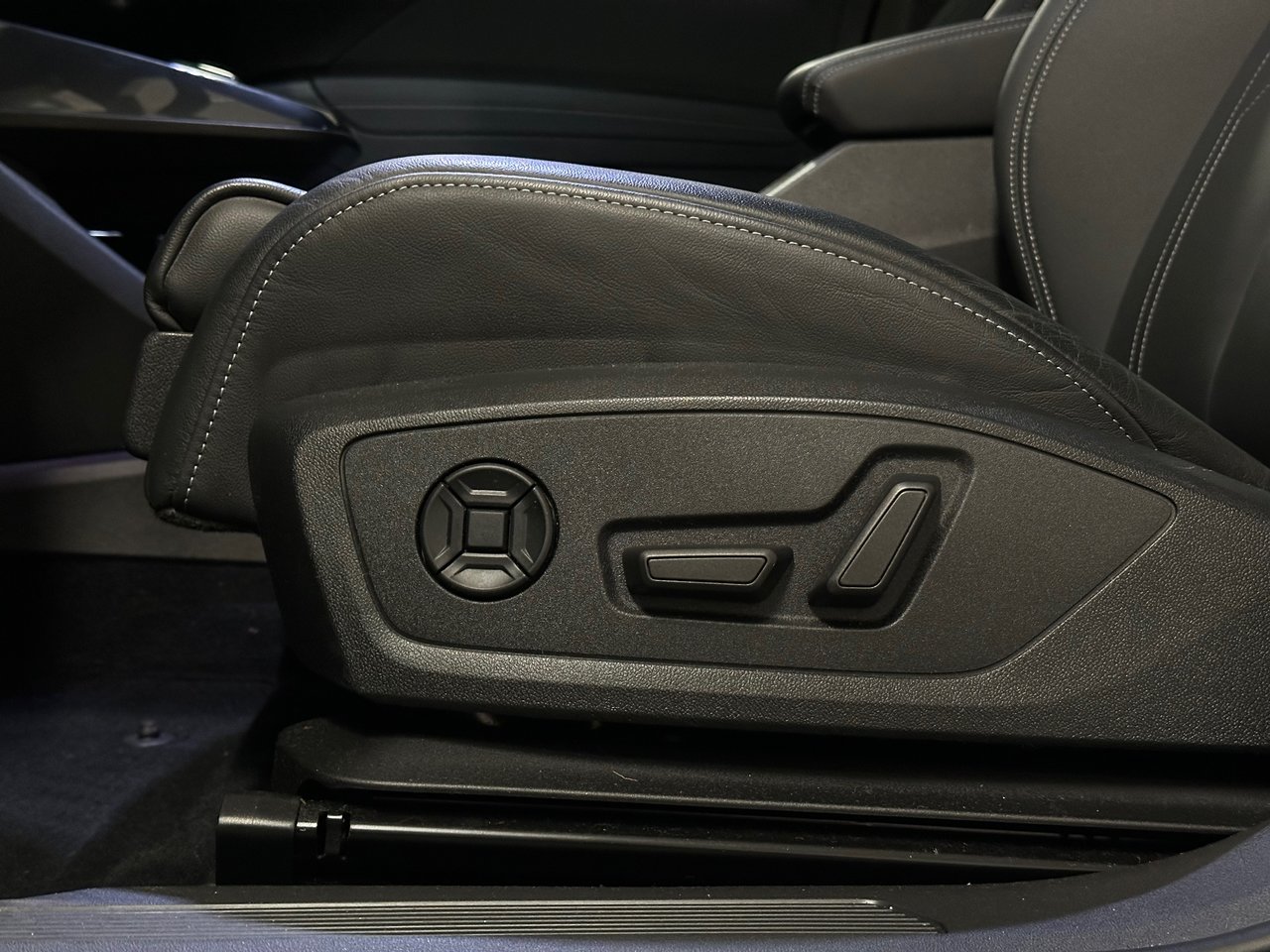 2023 Audi Q4 e-tron 50, Vancouver, Cash