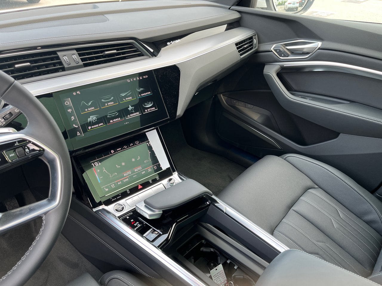 New 2024 Glacier White metallic / Pearl effect Audi Quattro image 21