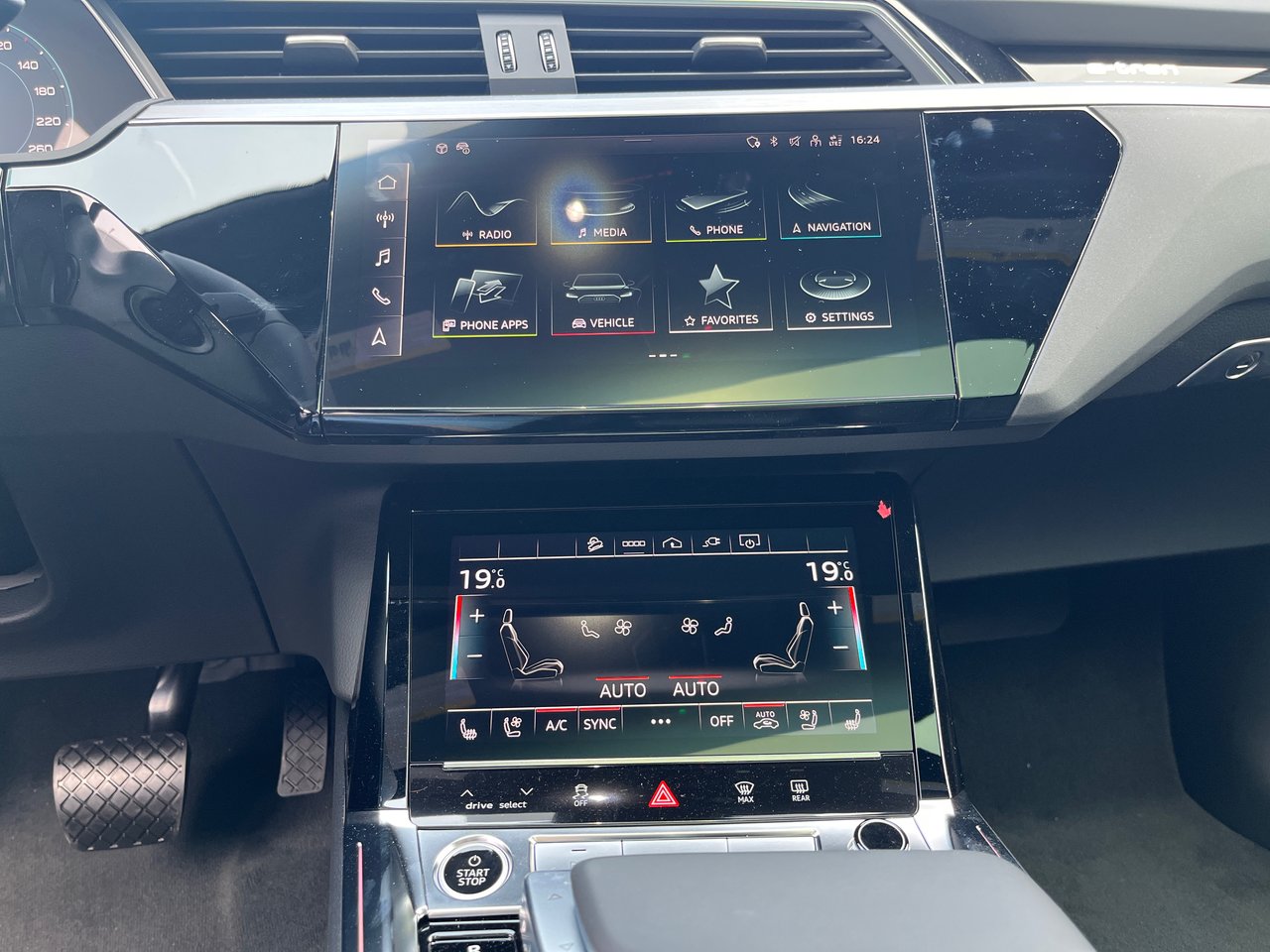 New 2024 Glacier White metallic / Pearl effect Audi Quattro image 22