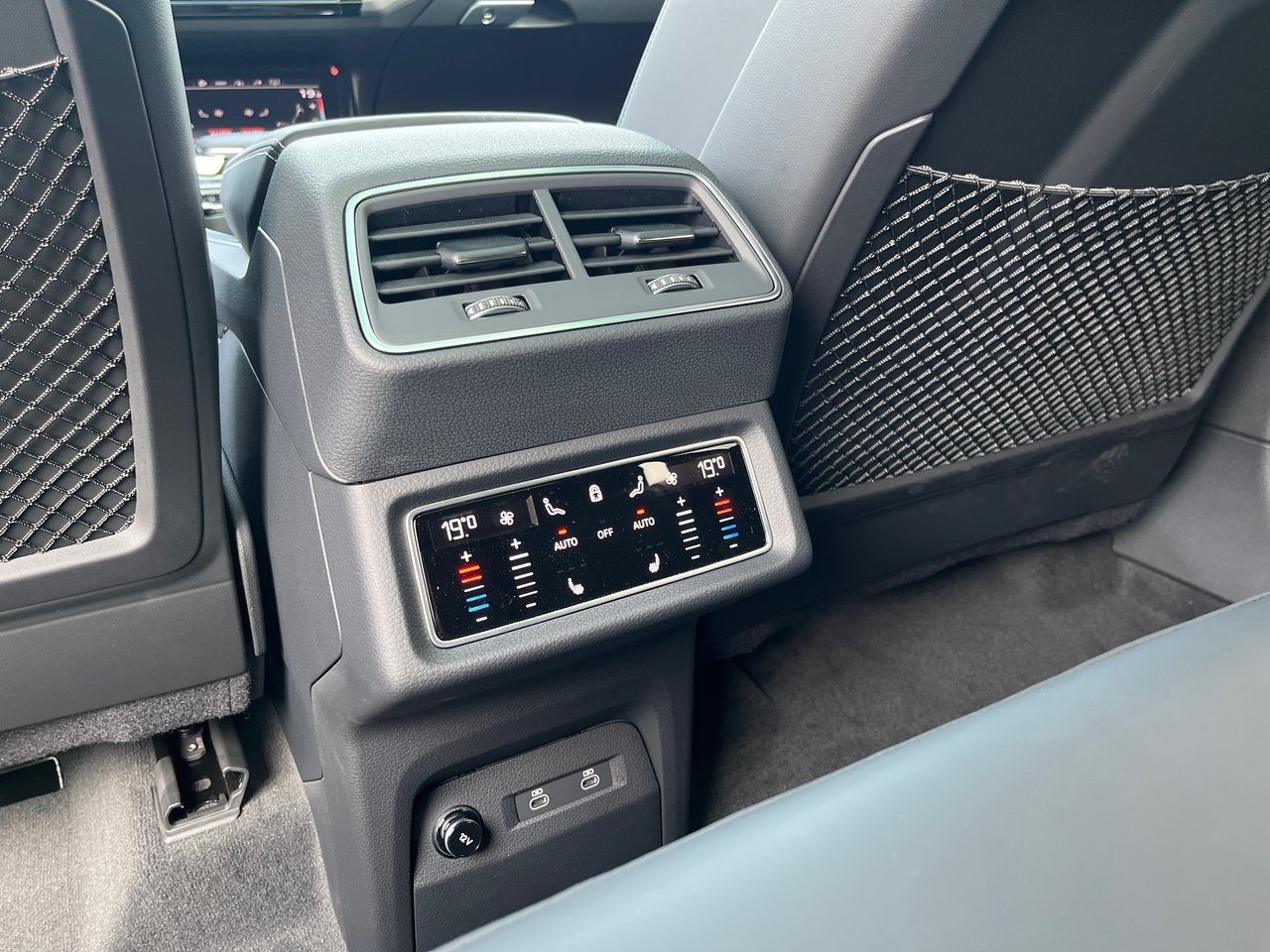 New 2024 Glacier White metallic / Pearl effect Audi Quattro image 31
