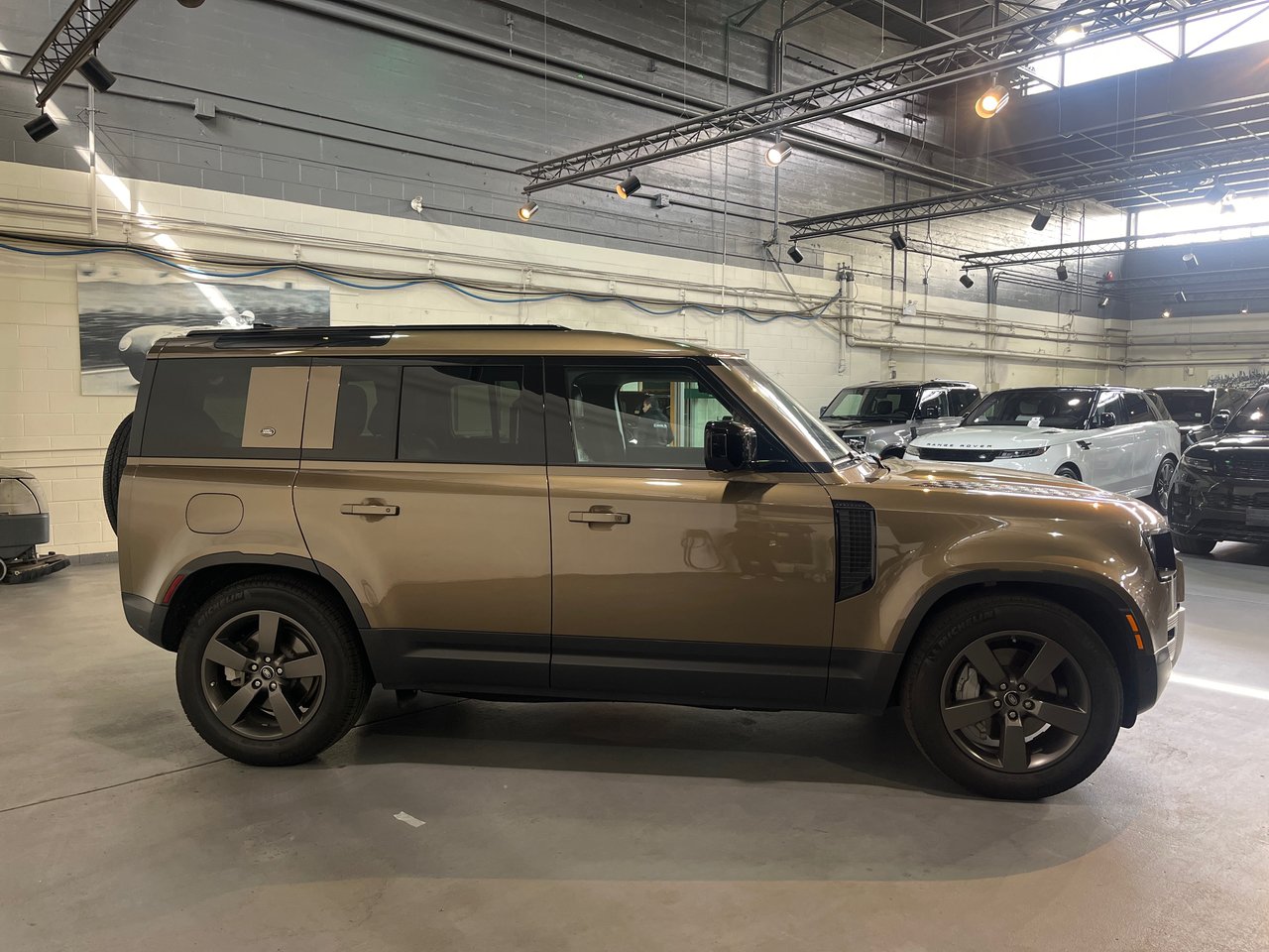 Certified Used 2021 Gondwana Stone Met Land Rover 110 P400 SE image 11