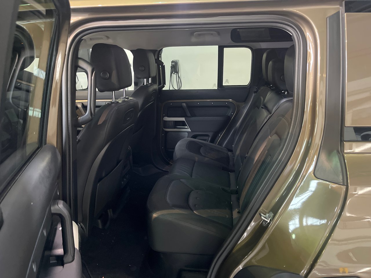 Certified Used 2021 Gondwana Stone Met Land Rover 110 P400 SE image 3