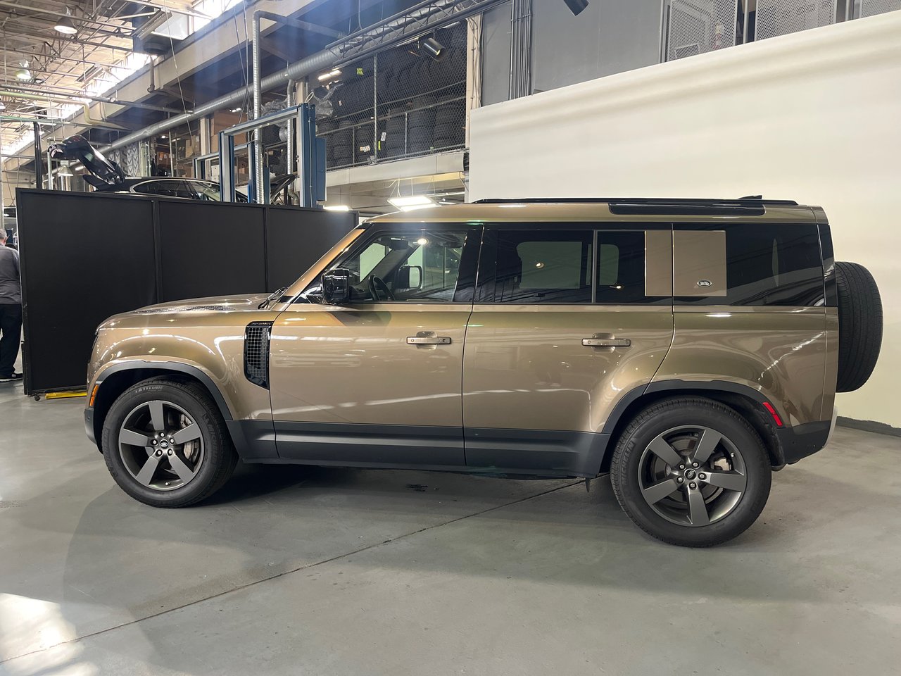 Certified Used 2021 Gondwana Stone Met Land Rover 110 P400 SE image 7