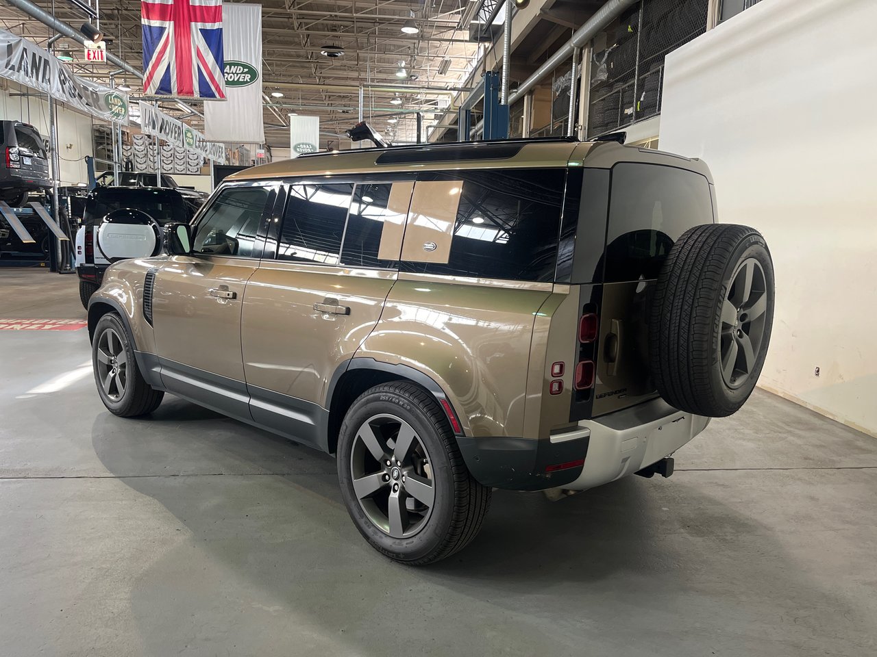 Certified Used 2021 Gondwana Stone Met Land Rover 110 P400 SE image 8