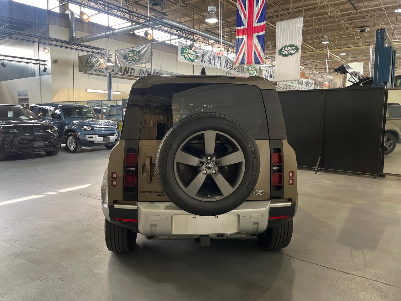 Certified Used 2021 Gondwana Stone Met Land Rover 110 P400 SE image 9