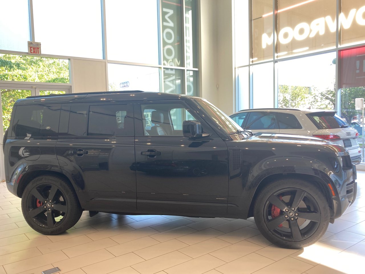 Used 2023 Santorini Black Land Rover 110 P400 X image 6